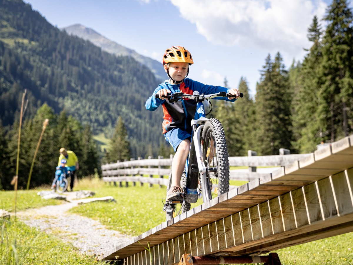 Biken_Verwall_Eldorado_Familie_Sommer © TVB St. Anton am Arlberg_Patrick Bätz (28).jpg