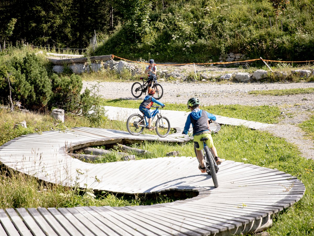 Biken_Verwall_Eldorado_Familie_Sommer © TVB St. Anton am Arlberg_Patrick Bätz (23).jpg